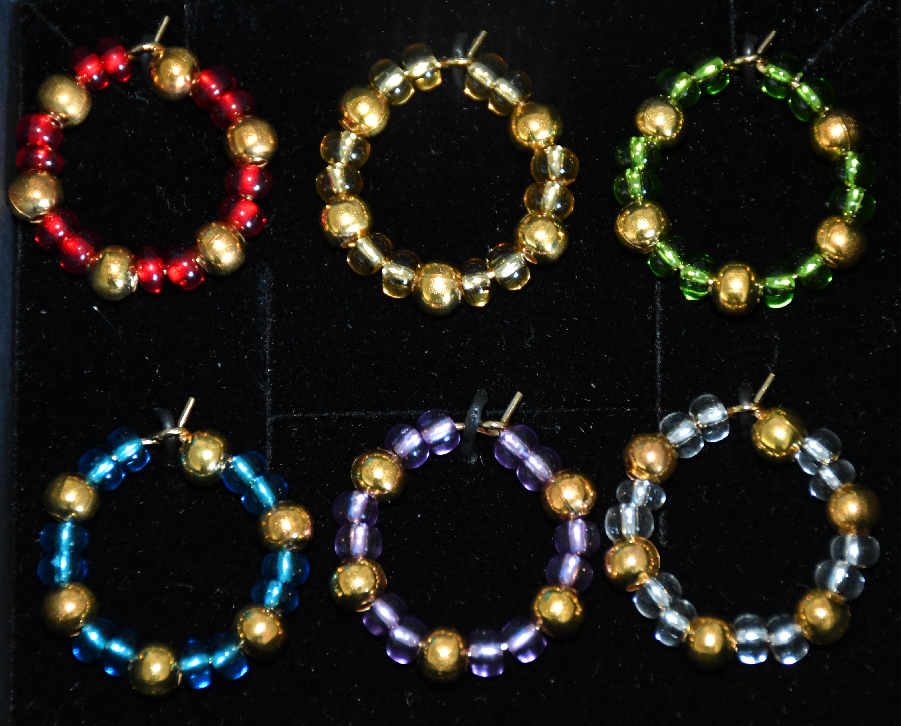 Nr. 14: Flotte glasperler med skinnene guld perler-145 kr